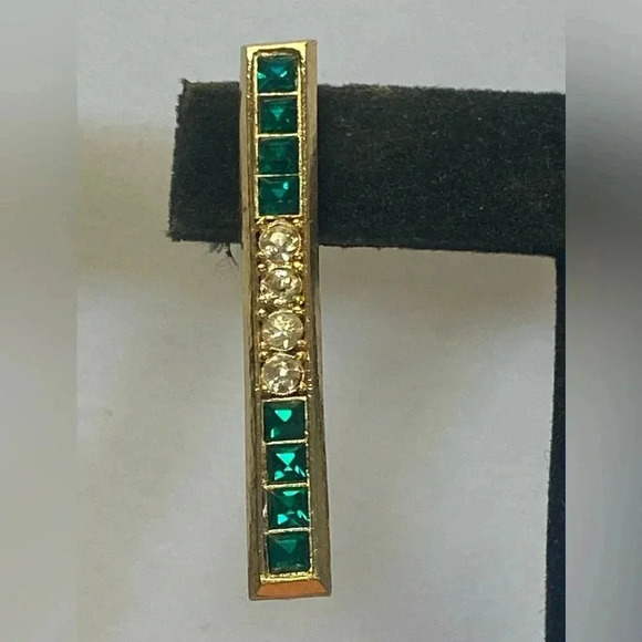 CLASSIC GREEN & WHITE RHINESTONE CLIP ON EARRINGS. - Picture 7 of 11